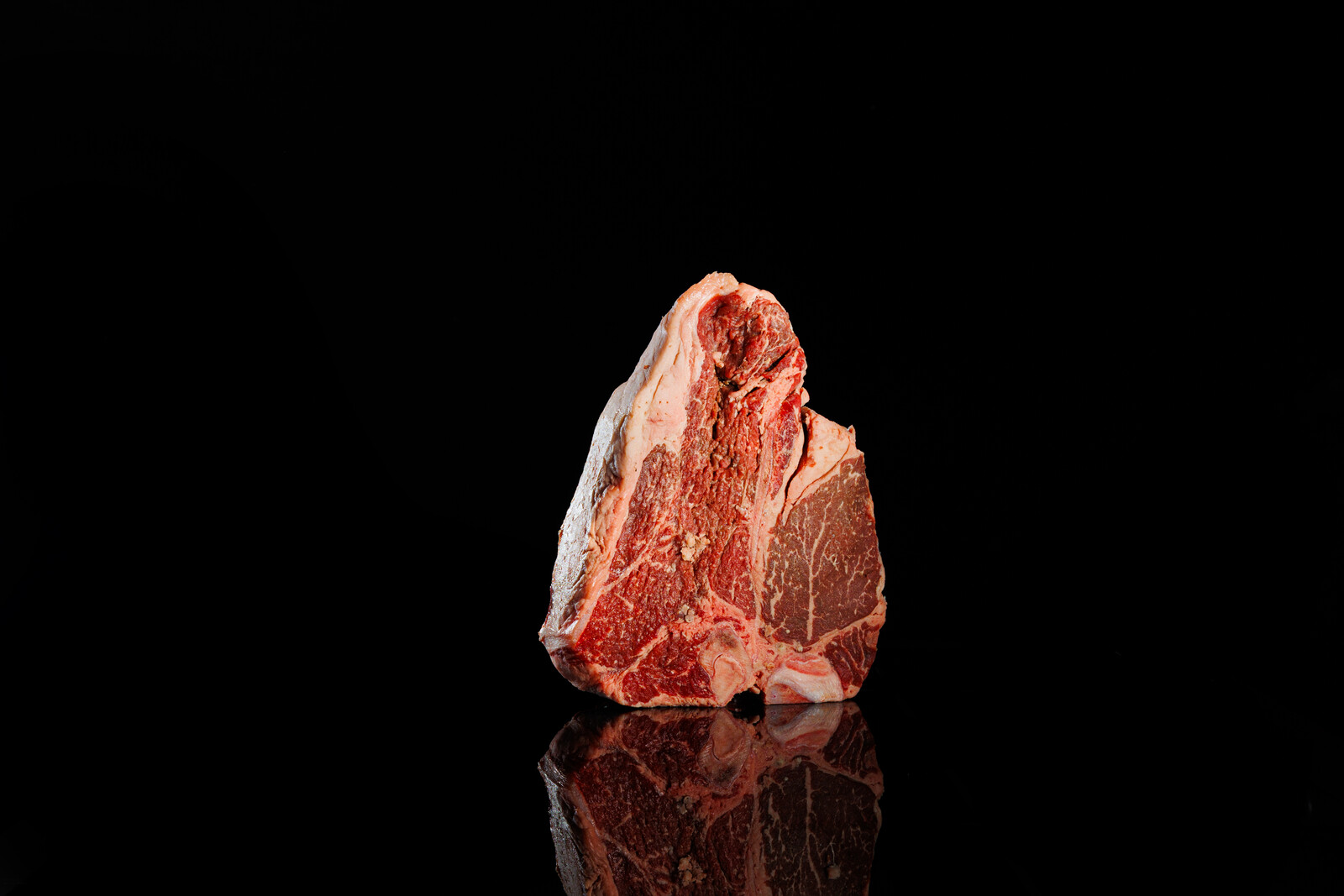 Taglio di carne con osso in piedi, illuminato da dietro