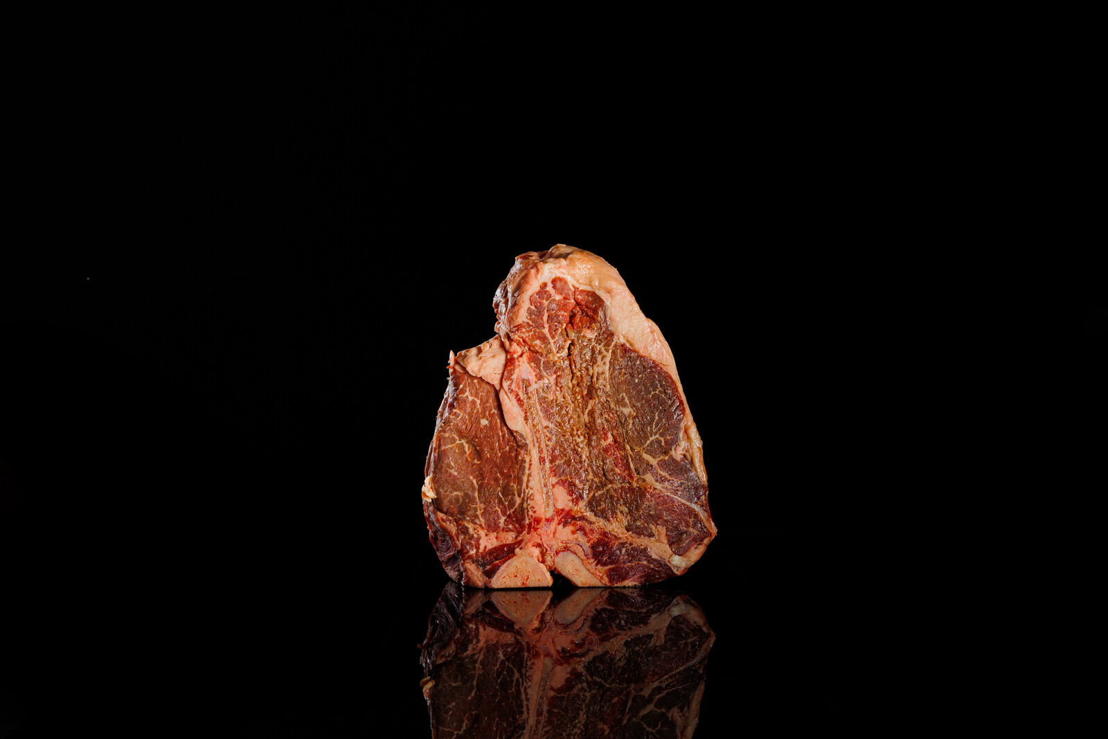Bistecca con osso in piedi sulla griglia, vista frontale
