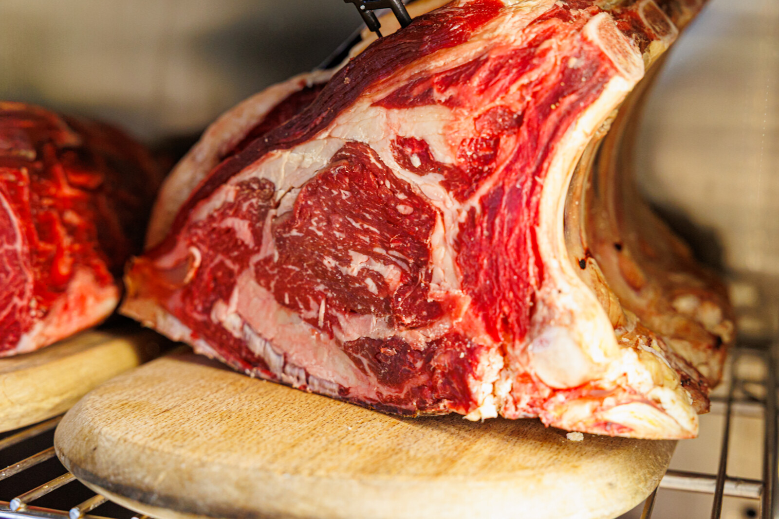 Grande costata appoggiata in cella di frollatura