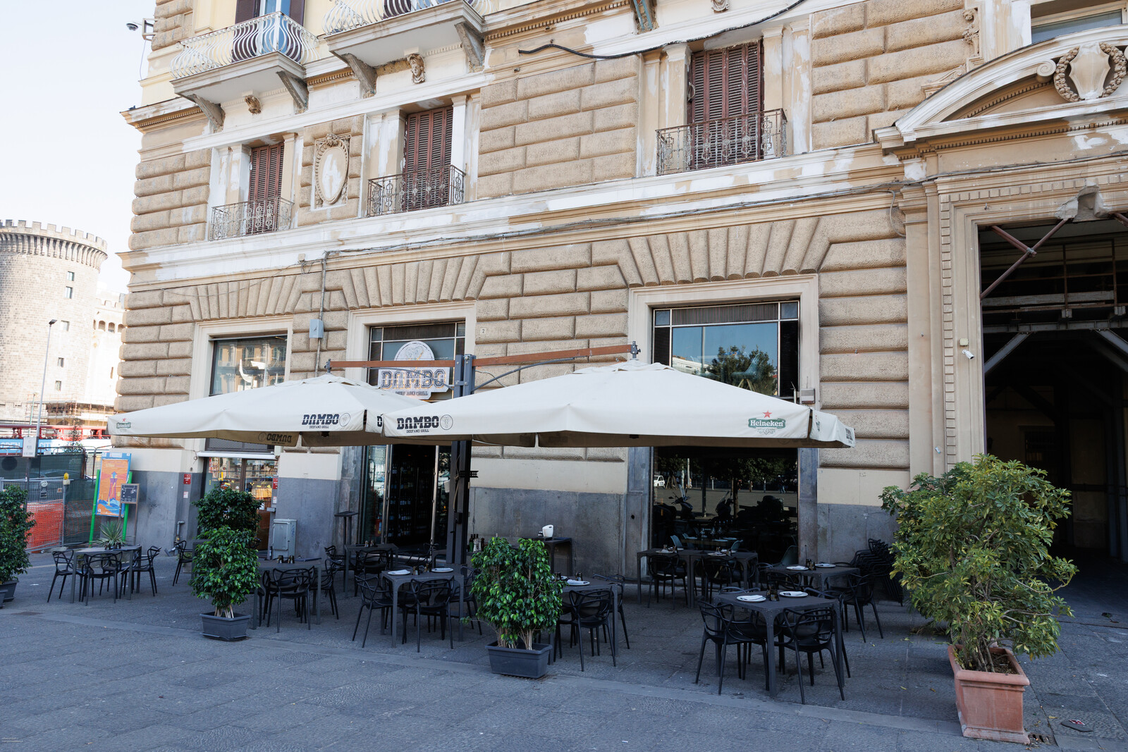 La facciata del locale vista di fronte con il dehors