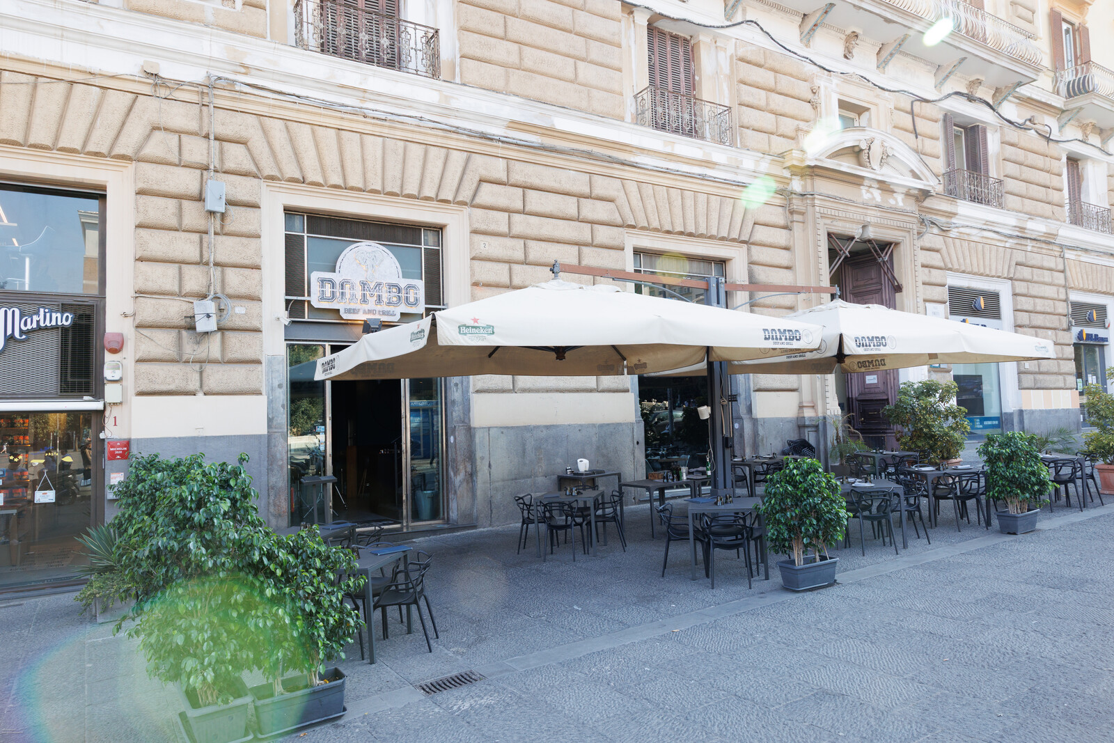 Il dehors sotto le arcate del palazzo