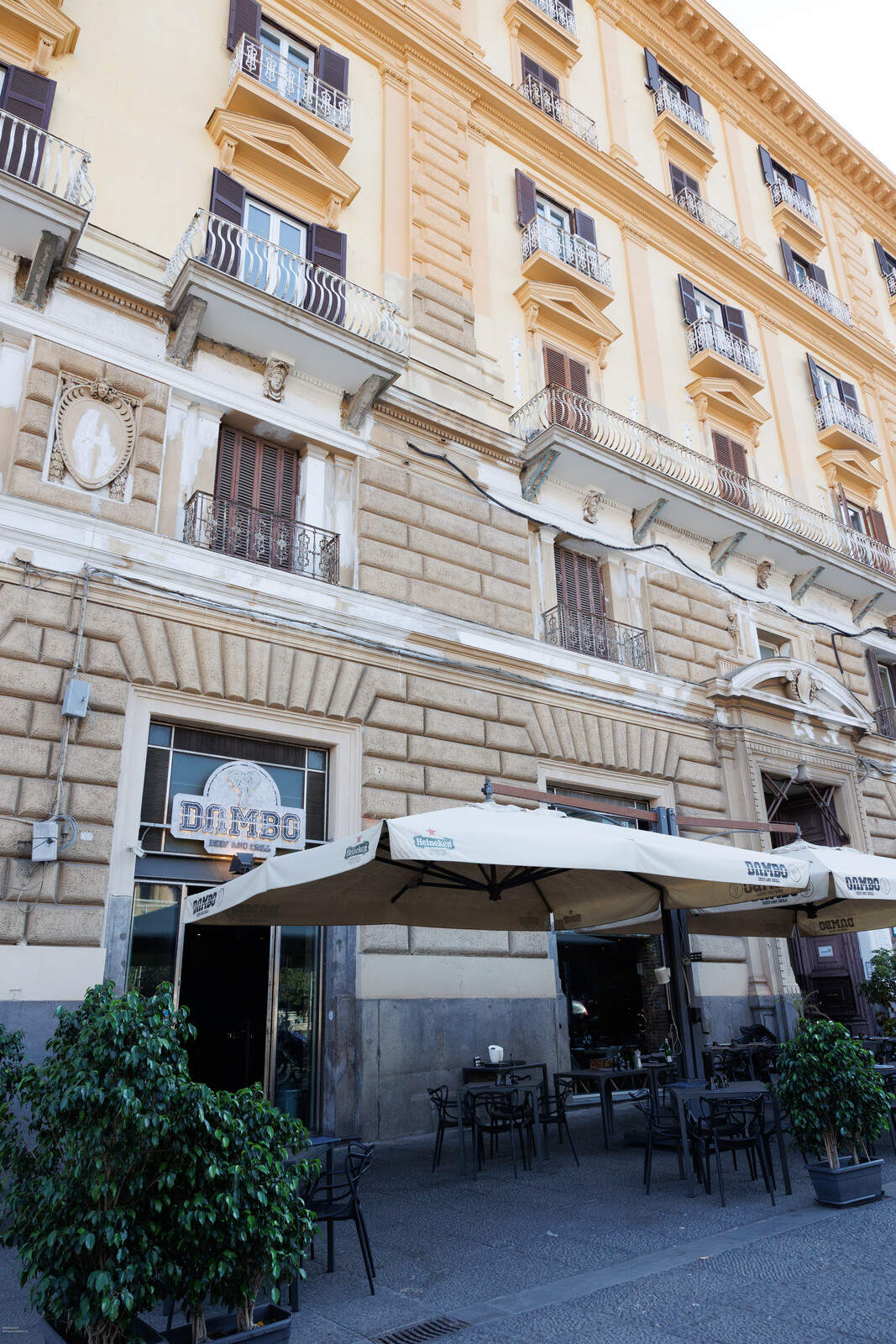 Il locale visto dal basso, con l insegna e gli ombrelloni