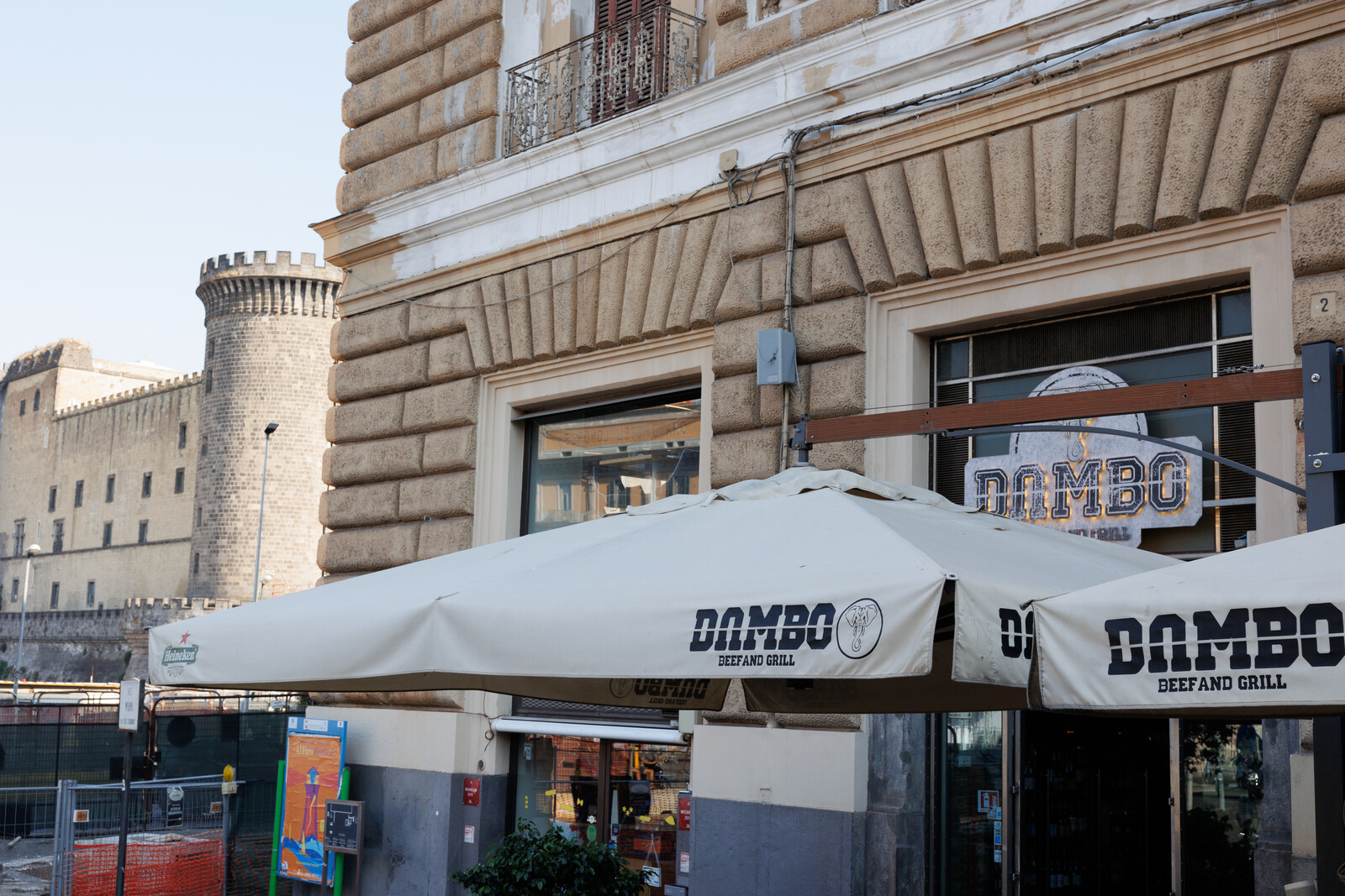 Il dehors di Dambo e, dietro, le torri del Maschio Angioino