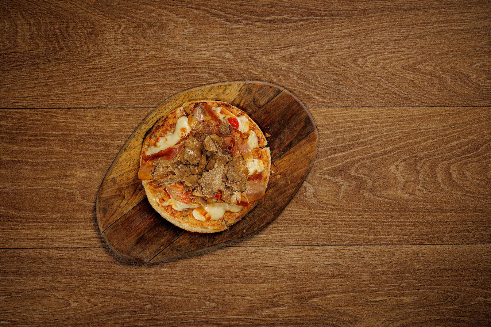 Focaccia tonda farcita su tagliere di legno