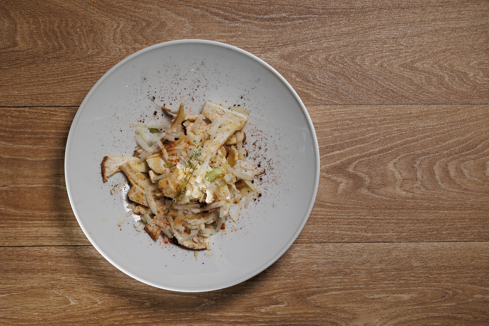Piatto con funghi affettati e insalata