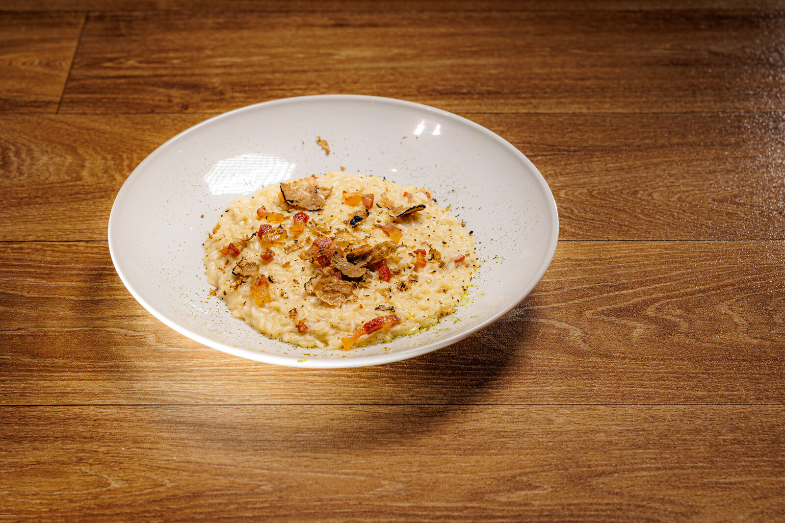 Risotto cremoso in piatto bianco