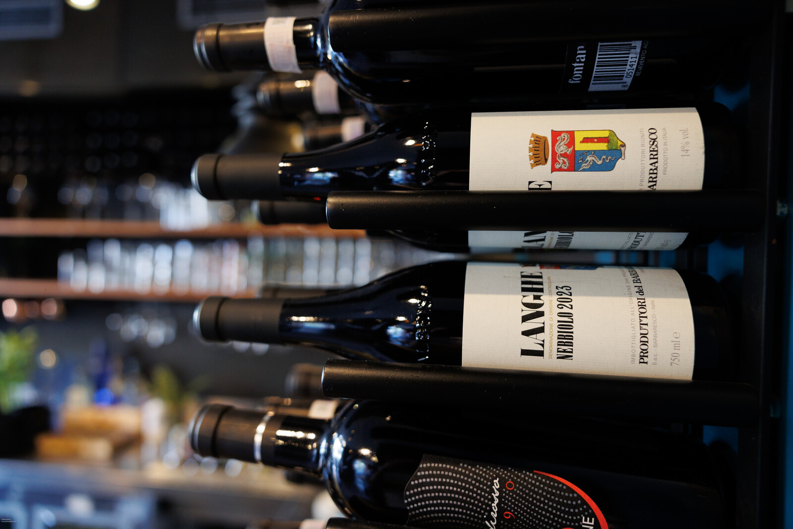 Bottiglie sui ripiani dietro il bancone